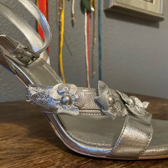 Michael Kors Tricia Leather Metallic Silver Floral Heel Sandals - Picture 3 of 6